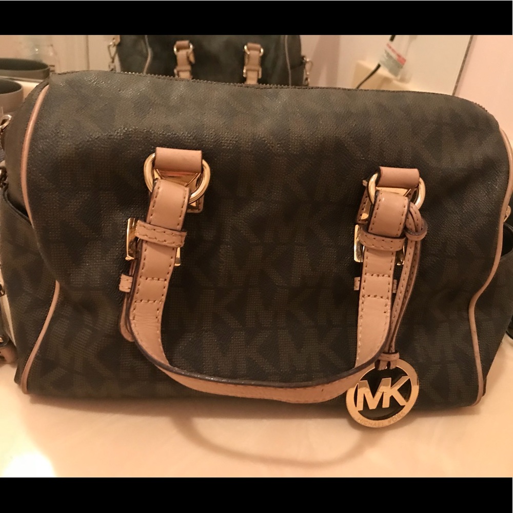 MK Brown cross body purse with tan straps.